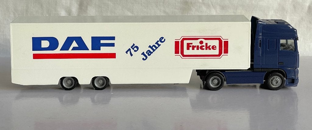 Herpa: DAF 95 XF met oplegger "75 Jahre Fricke", Ophalen of Verzenden, Zo goed als nieuw, Bus of Vrachtwagen, Herpa