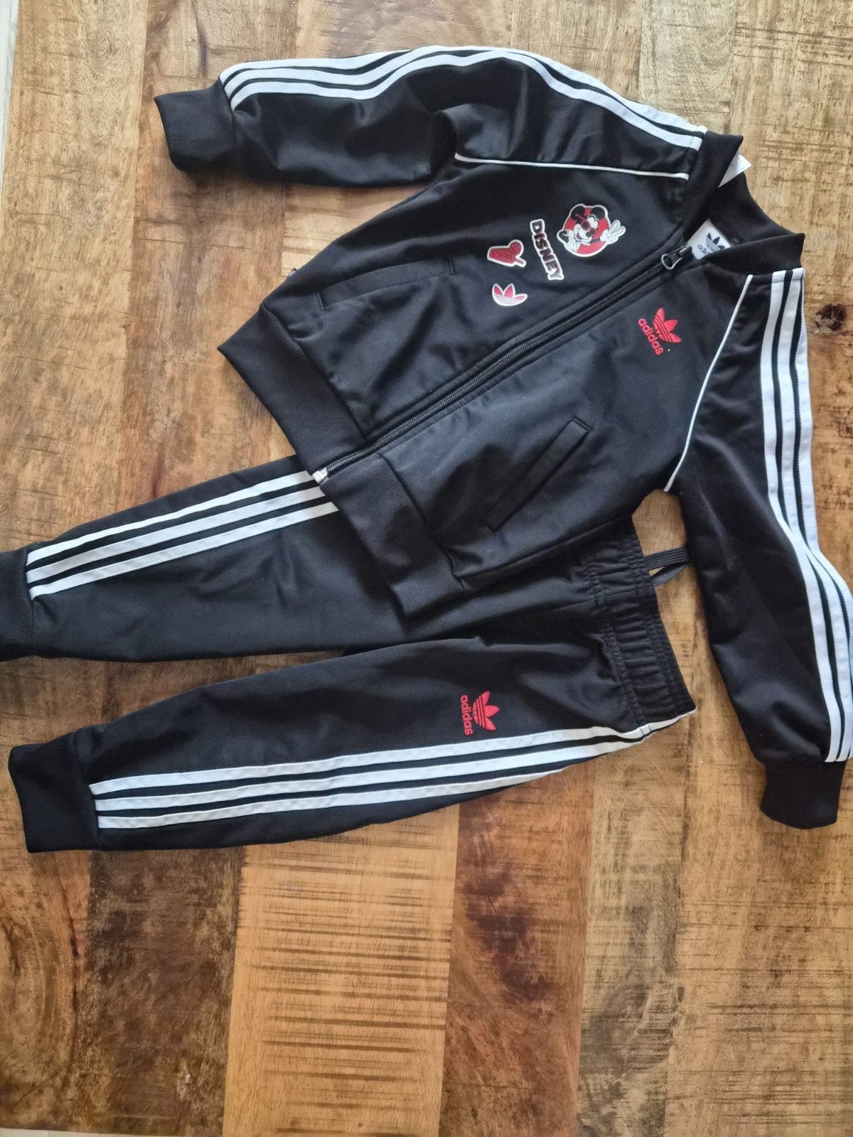 Adidas trainingspak Mickey Mouse maat 92, Adidas, Gebruikt, Jongen of Meisje, Ophalen of Verzenden