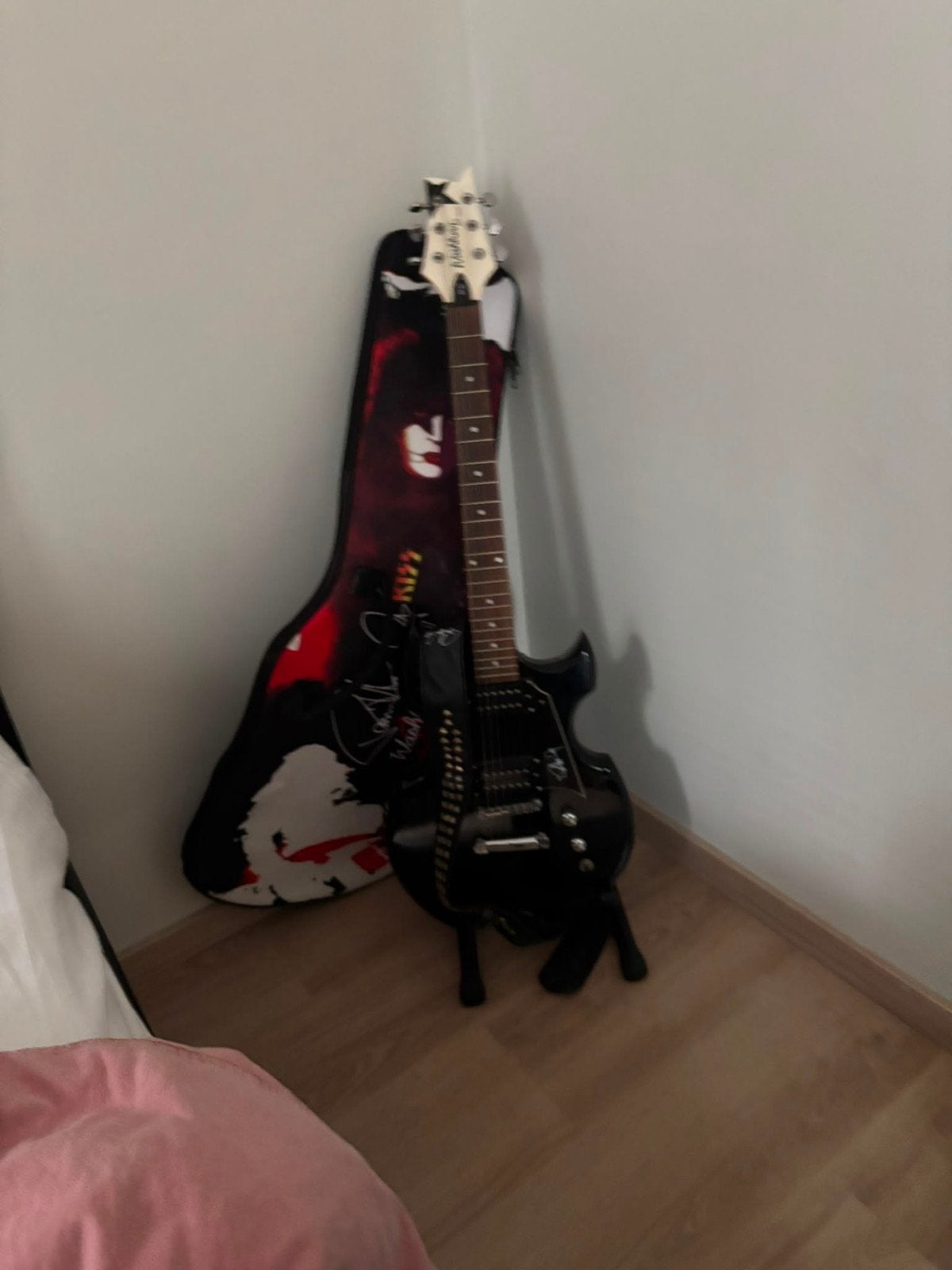 Kiss Elektrische Gitaar met Hoes, halsband en is gesigneerd, Ophalen, Gebruikt, Solid body, Overige merken