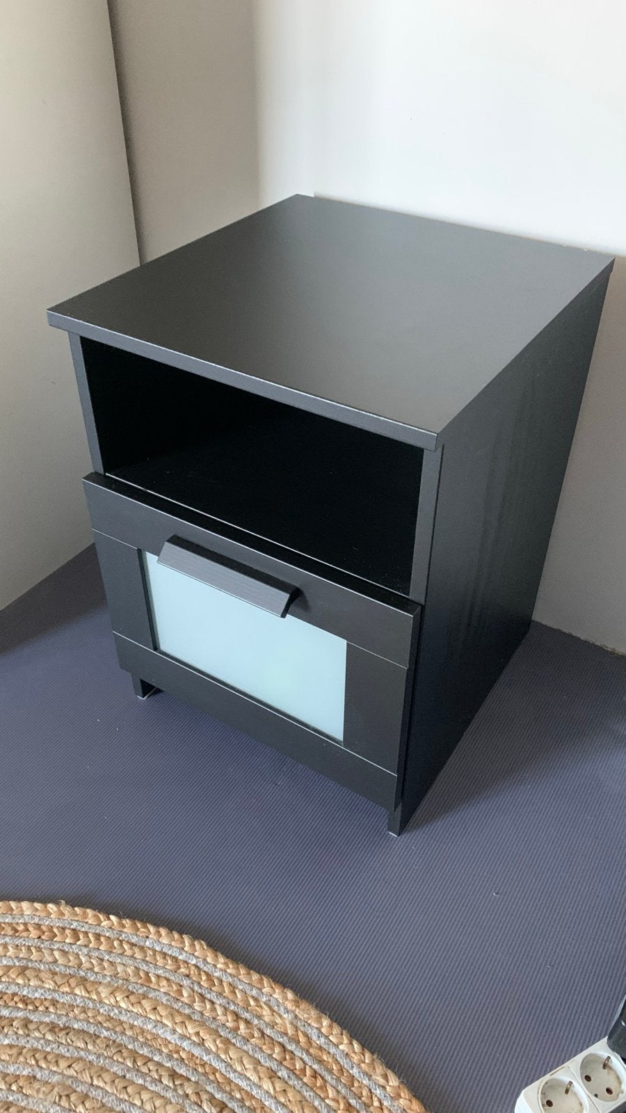 Zwart IKEA nachtkastje met lade en open vak, Ophalen, Gebruikt, 55 tot 70 cm, 45 tot 65 cm
