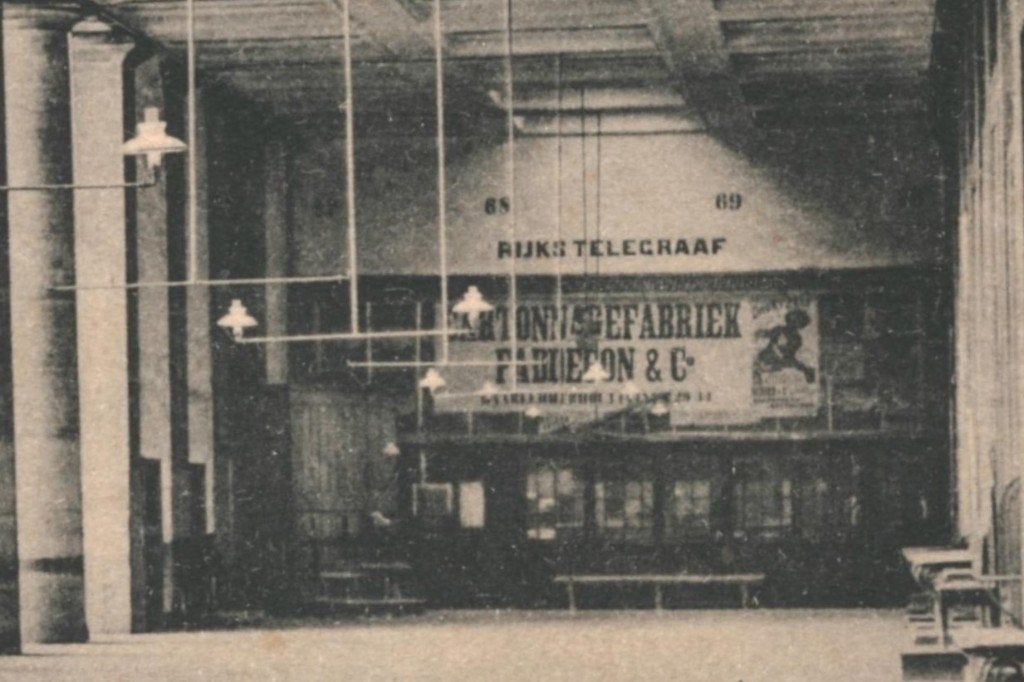 700382 Amsterdam INTÉRIEUR OUDE BEURS Leuke oude kaart, Ophalen of Verzenden, 1920 tot 1940, Ongelopen, Noord-Holland