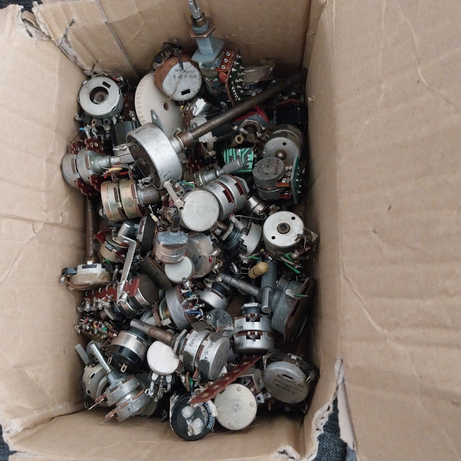 Partij Potentiometers meeste uit lampen radio's, Ophalen of Verzenden