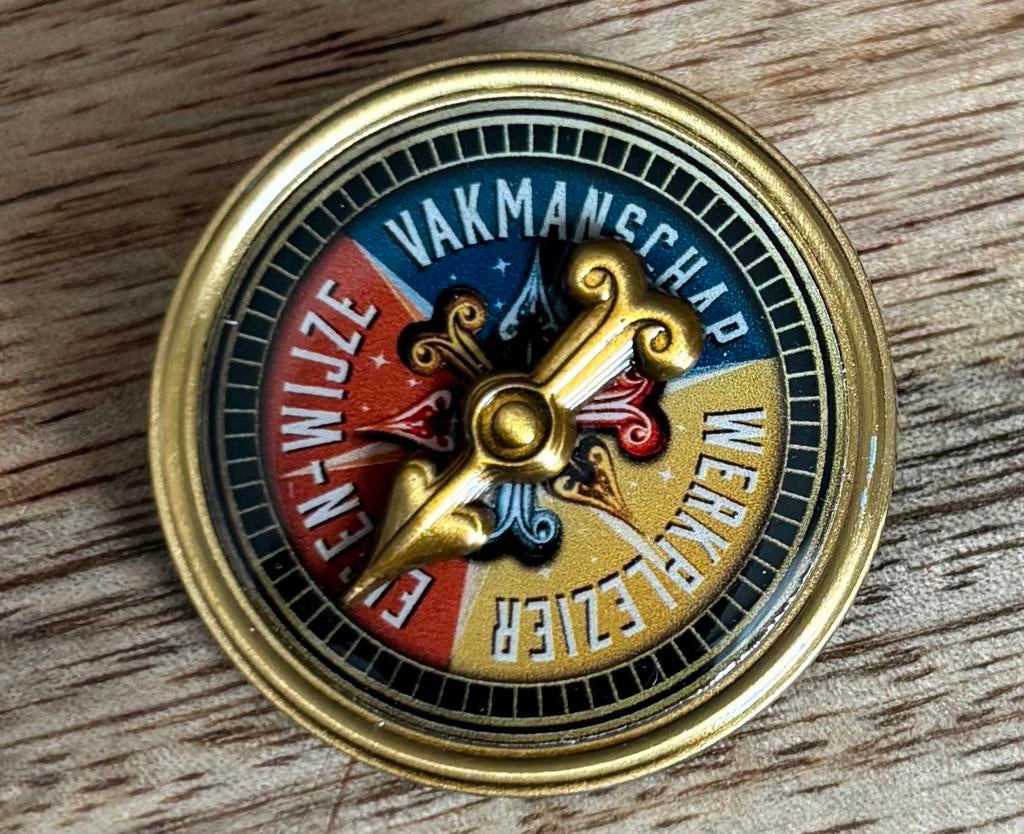Efteling Pin: Vakmanschap, Werkplezier & Eigen-wijze, Verzamelen, Efteling, Ophalen of Verzenden, Zo goed als nieuw, Button of Speldje