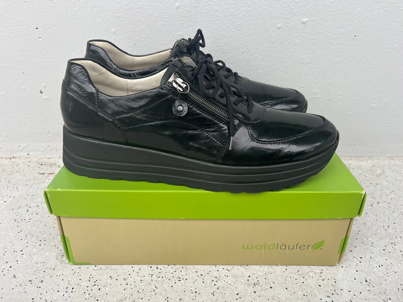 Lakleren sneakers maat 44, Zwart, Nieuw, Ophalen of Verzenden, Sneakers of Gympen
