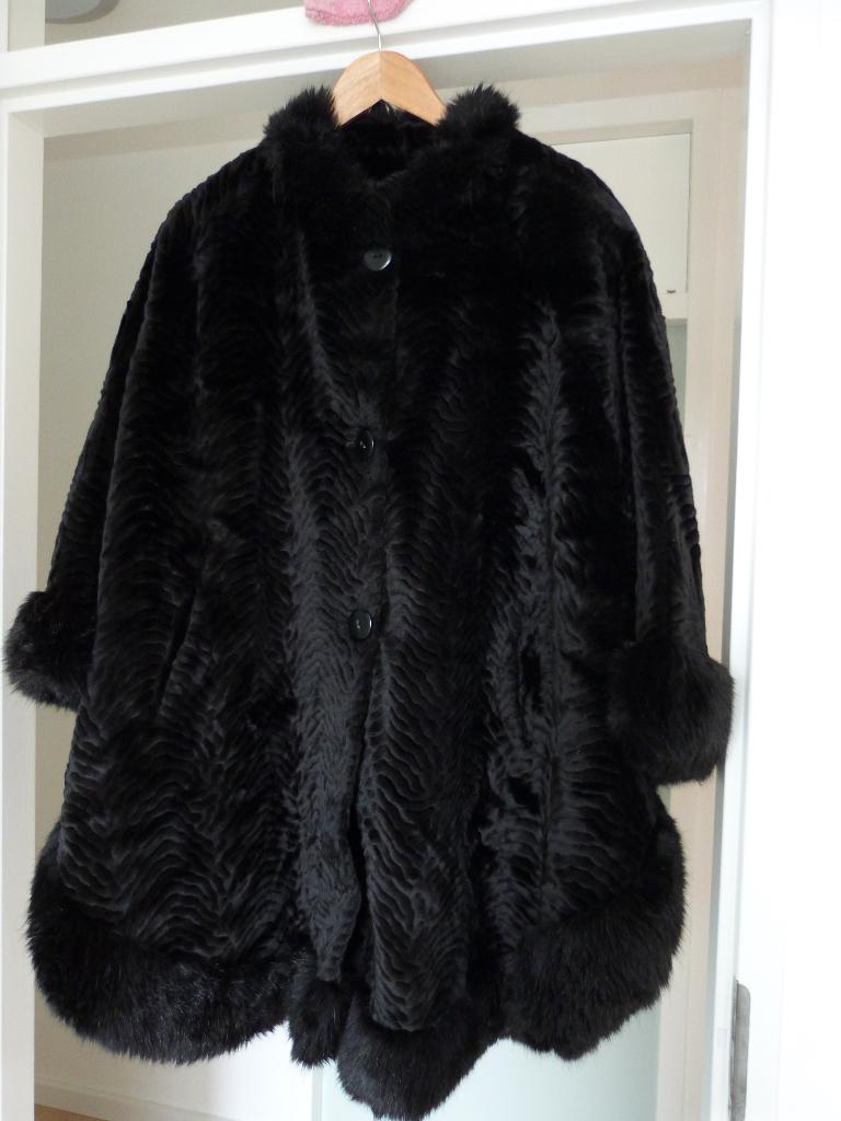 Vintage jaren 70/80 nepbont jas/cape zwart nieuw, Zwart, Nieuw, Ophalen of Verzenden, Coats & Company Amsterdam