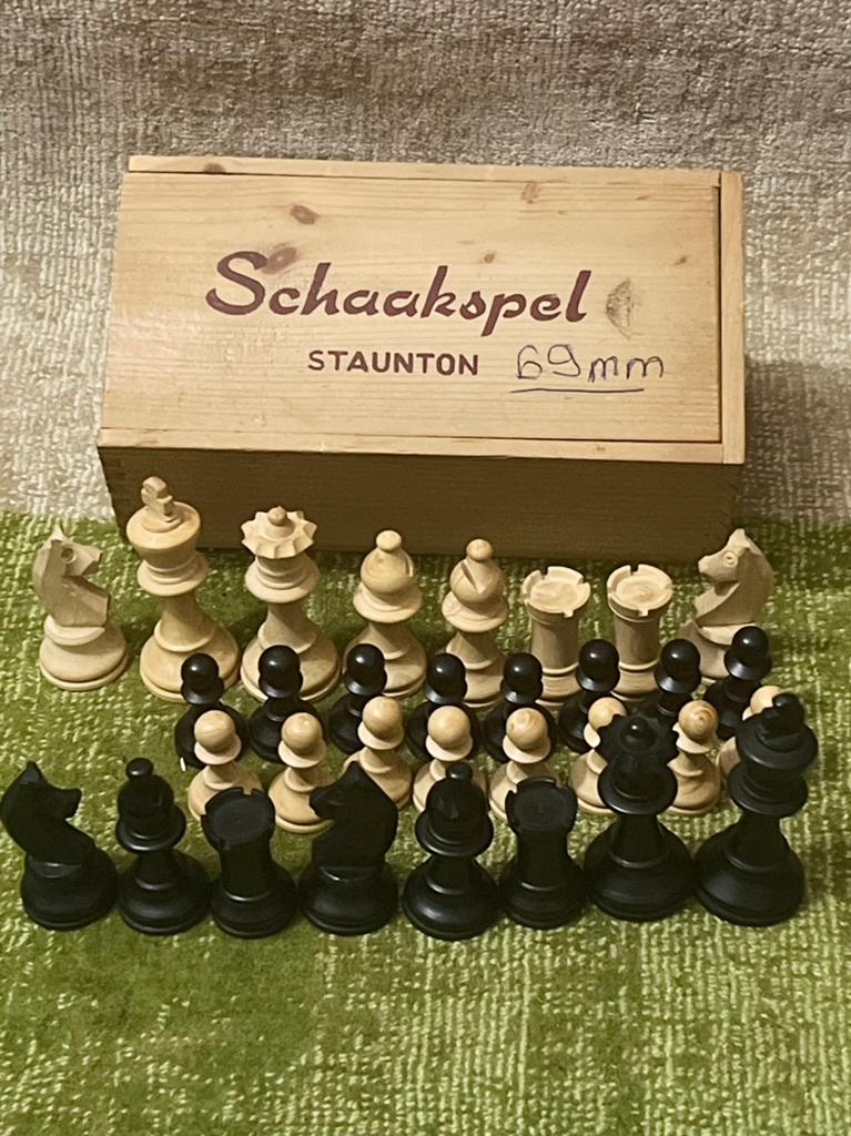 Schaakspel Staunton 69mm in houten kist, Een of twee spelers, Ophalen of Verzenden, Gebruikt