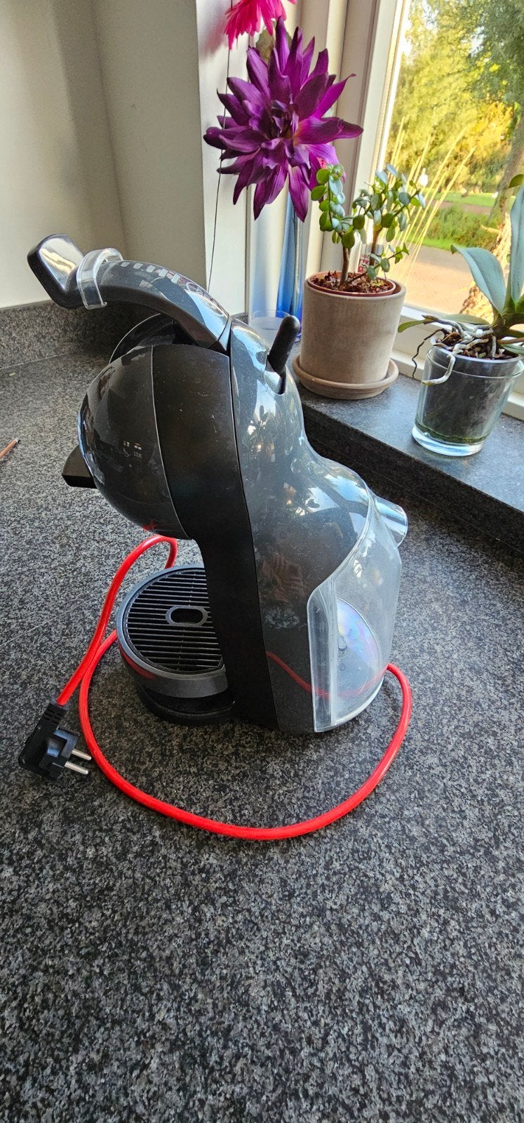 Foto 3 van Dolce Gusto koffiezetapparaat met cuphouder