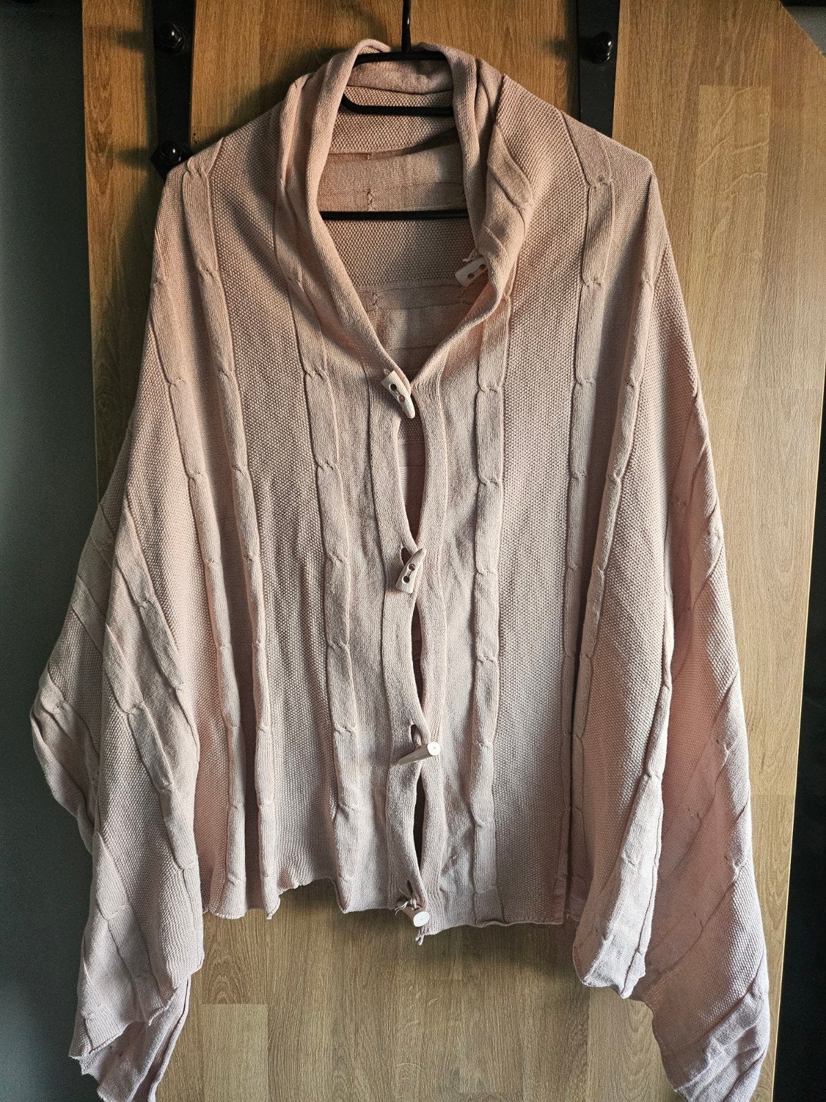 Roze gebreid vest met houten knopen, Kleding | Dames, Maat 38/40 (M), Ophalen of Verzenden, Roze, Onbekend