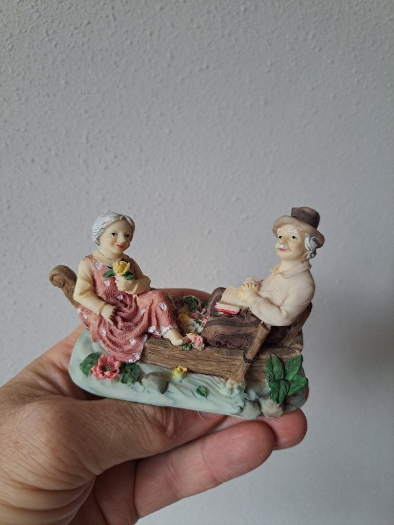 Opa en Oma in Roeiboot met Bloemen Beeldje 11x5x7.5cm, Ophalen of Verzenden, Gebruikt, Mens