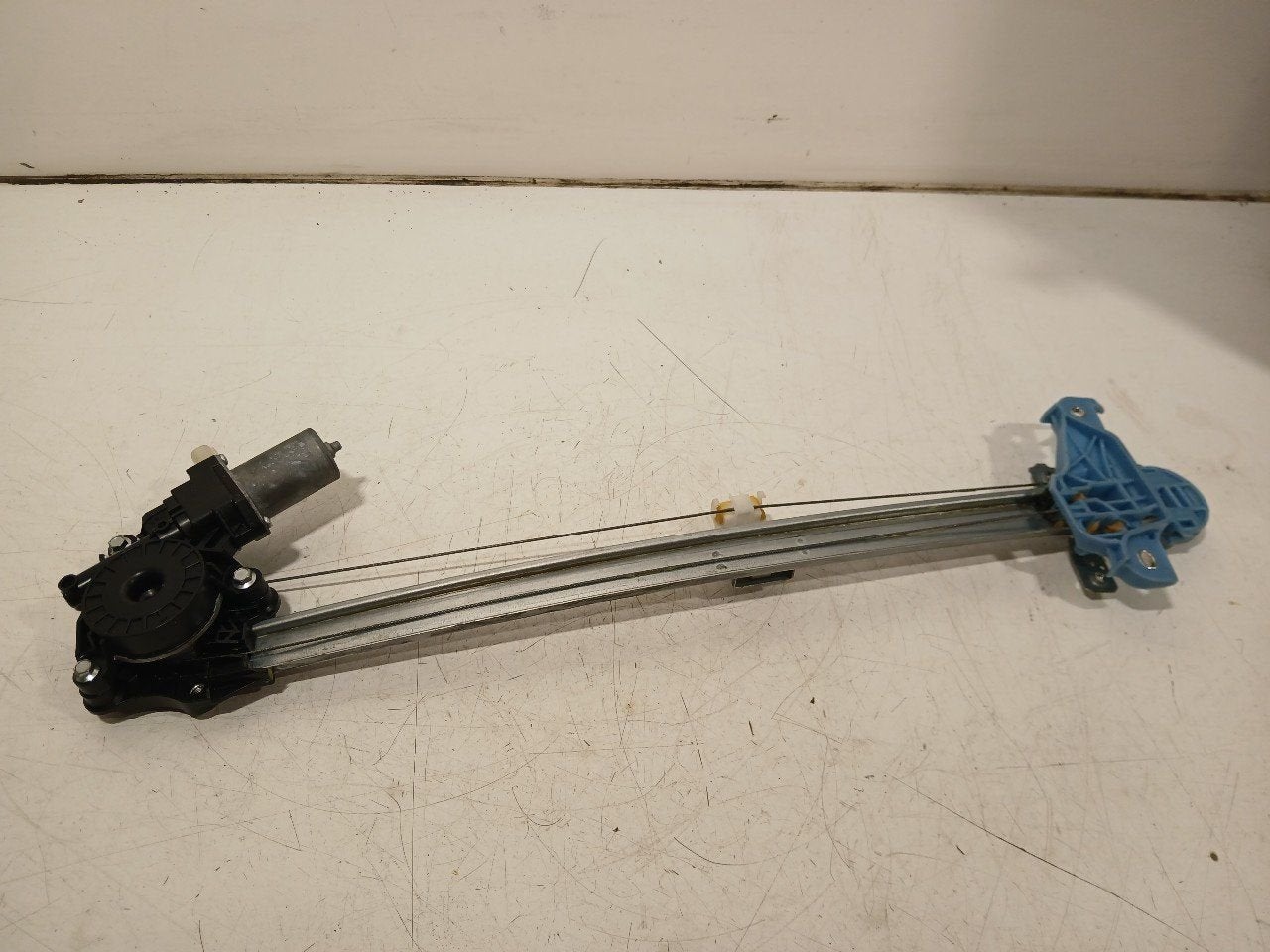 Raammechaniek elektrisch rechts voor Suzuki Swift, Onderdelen@venauto.nl, Van der Ven Autorecycling B.V., Gebruikt, Ettenseweg 76, 4706 PB Roosendaal, The Netherlands