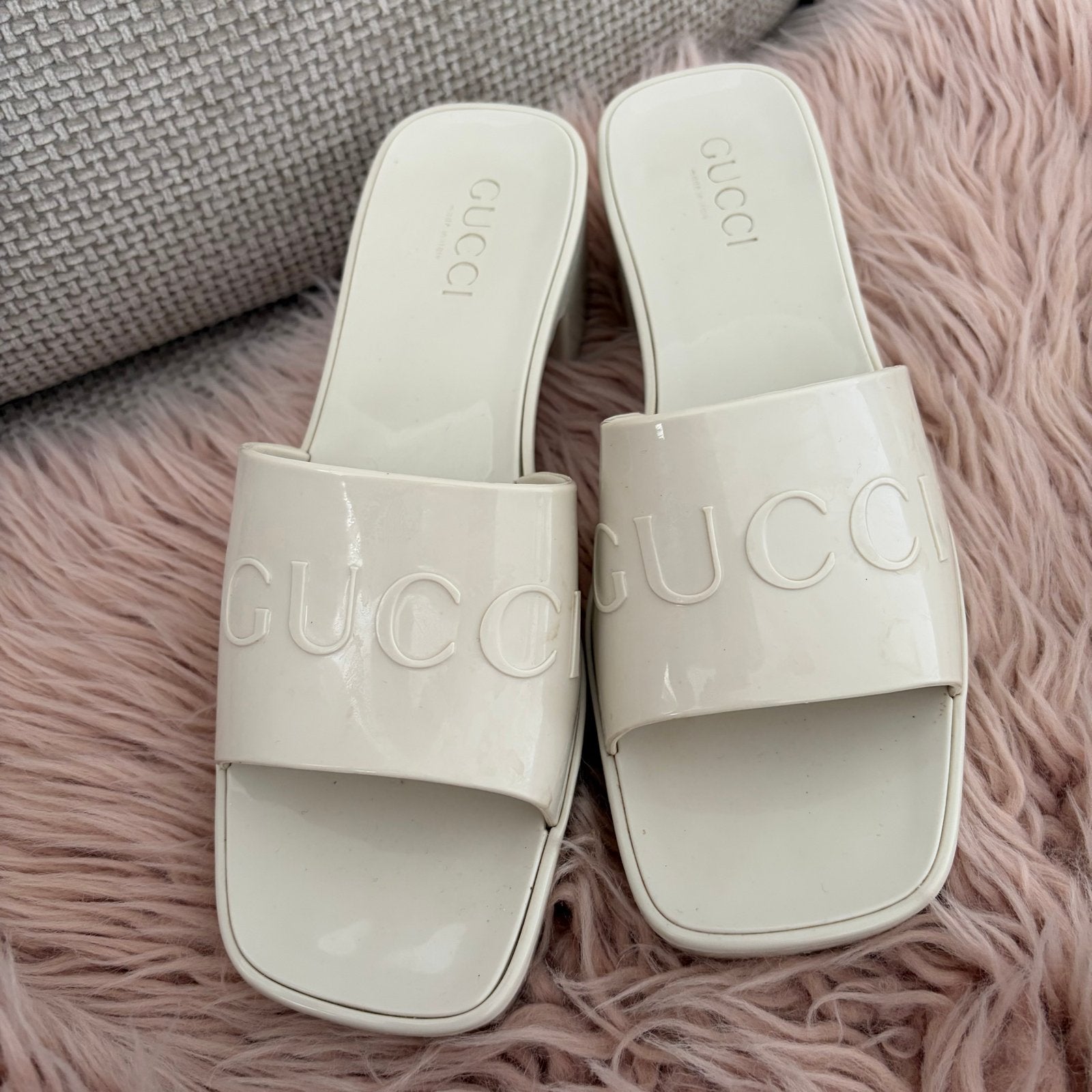 Gucci rubberen muiltjes met hak - Maat 39, Ophalen of Verzenden, Zo goed als nieuw, Wit, Sandalen of Muiltjes