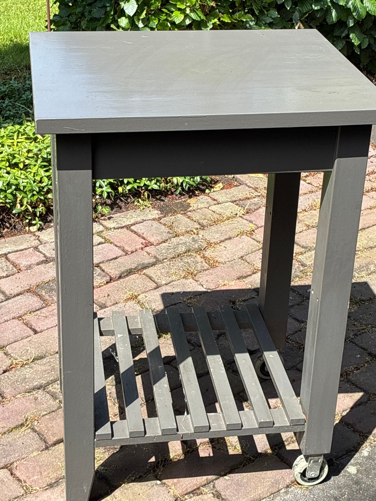 Grijze bijzettafel op wieltjes met opbergrek, Ophalen, Minder dan 55 cm, Gebruikt, Vierkant