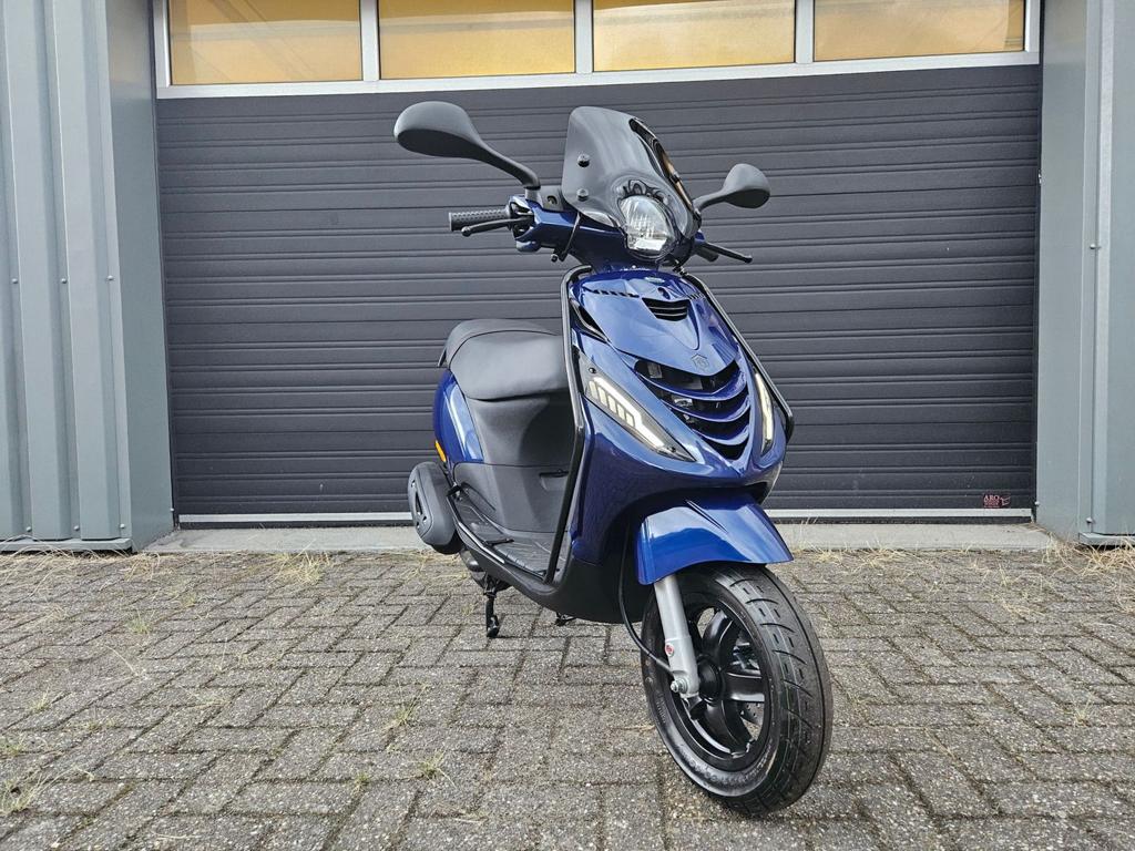 PIAGGIO ZIP 4T E5 BROM 0 KM NIEUW BMW BLAUW + VOL OPTIES!, Fietsen en Brommers, Scooters | Piaggio, Nieuw, Zip, Maximaal 45 km/u