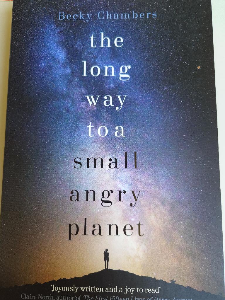 Becky Chambers The long way to a small angry planet, Ophalen of Verzenden, Zo goed als nieuw, Becky Chambers