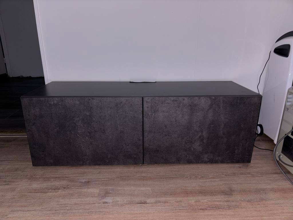 IKEA TV meubel voor wandmontage, betonlook, 120x42x38 cm, Ophalen, 100 tot 150 cm, Zo goed als nieuw, Minder dan 100 cm