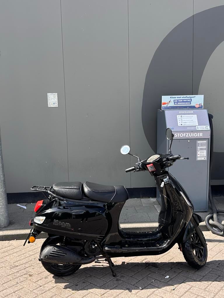 Zwarte scooter uit 2021 te koop - Goede staat, 12.750 km, Fietsen en Brommers, Ophalen of Verzenden, Gebruikt