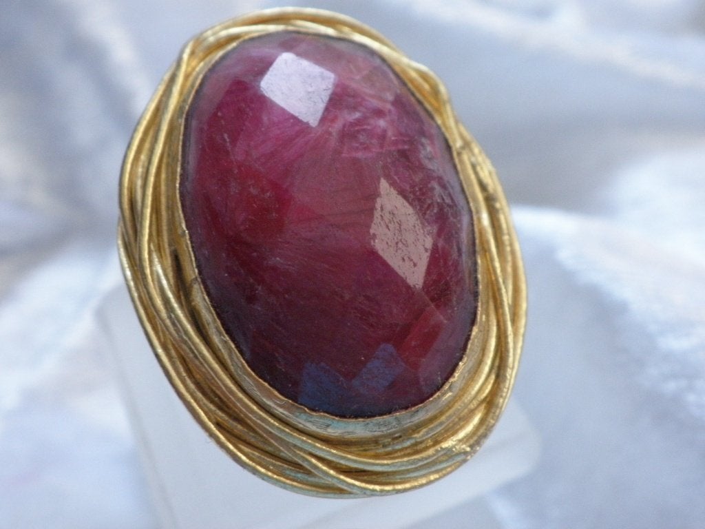 Mooie Grote Handgemaakte Vergulde Ring met Robijn, Verzenden, Overige materialen, Ring, Met edelsteen