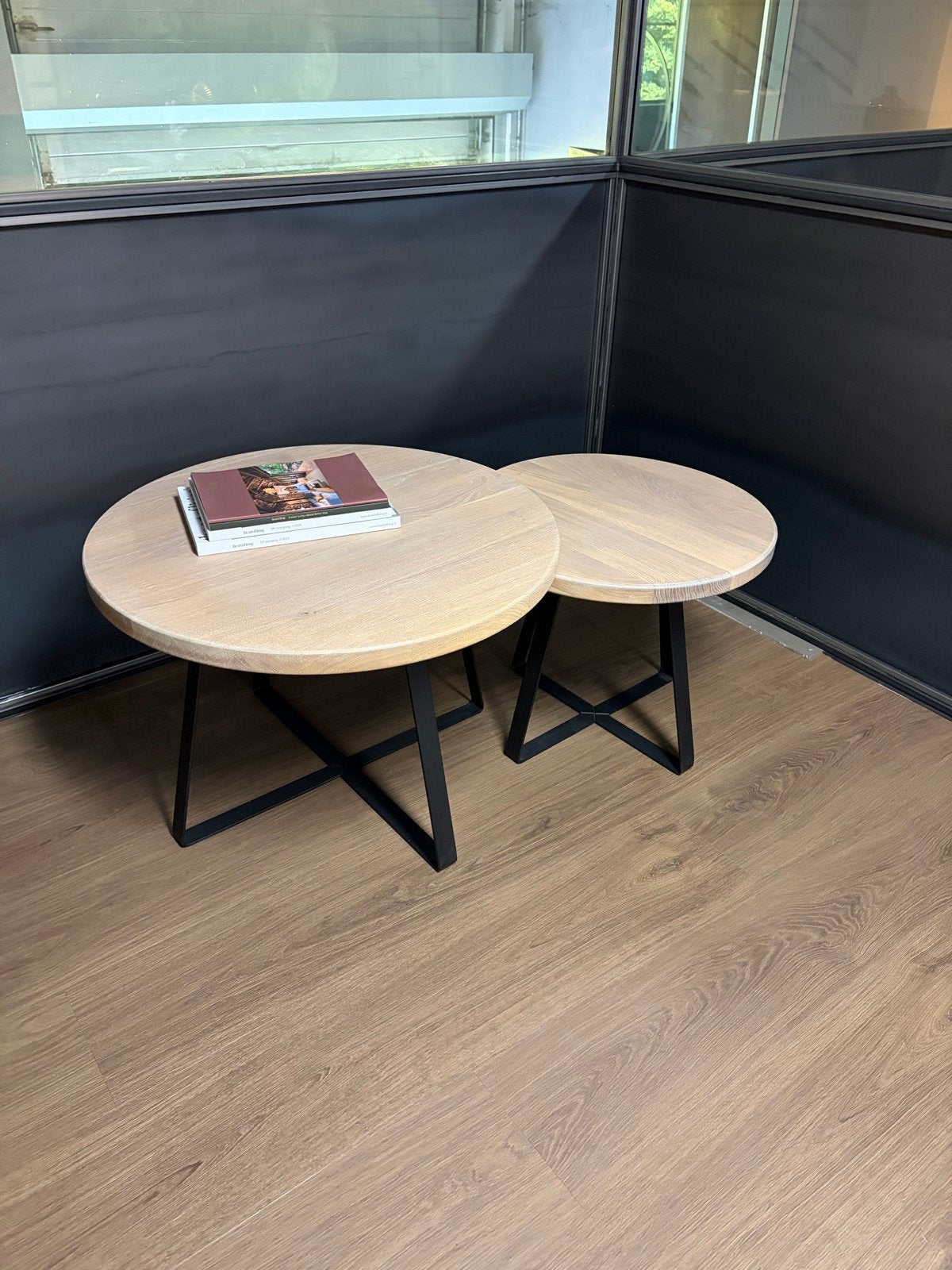 Showroom model : Eiken salon tafel set - 80 & 60 cm diameter, Huis en Inrichting, Ophalen, 50 – 75, Nieuw, 50 tot 100 cm
