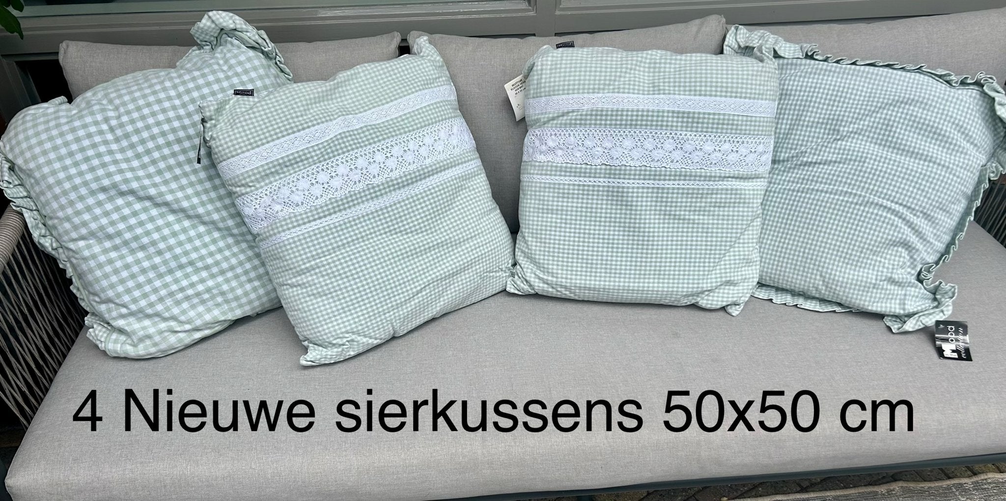Nieuwe leuke groen met witte sierkussens, Huis en Inrichting, Overige merken, Met print, Vierkant, Nieuw