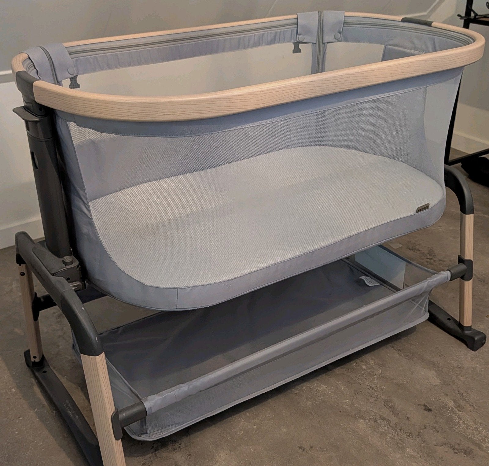 Foto 3 van Maxi-Cosi Iora Air Co-sleeper / wieg  (zo goed als nieuw)