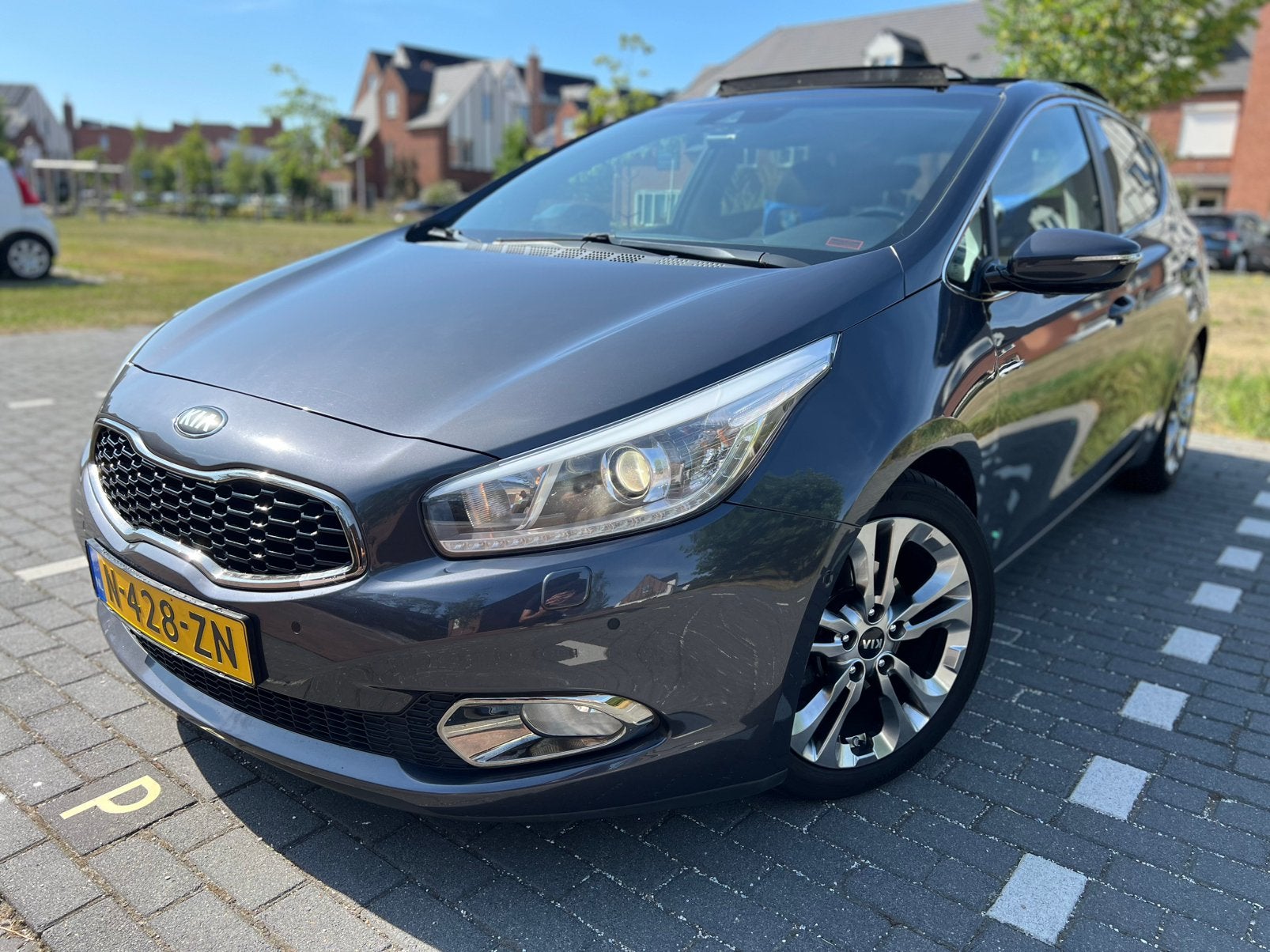 Kia Ceed 1.6 GDi KEYLESS | MEMORY | STUURVERW | PANO | LUXE, 1591 cc, 4 cilinders, Leder en Stof, Stoelverwarming