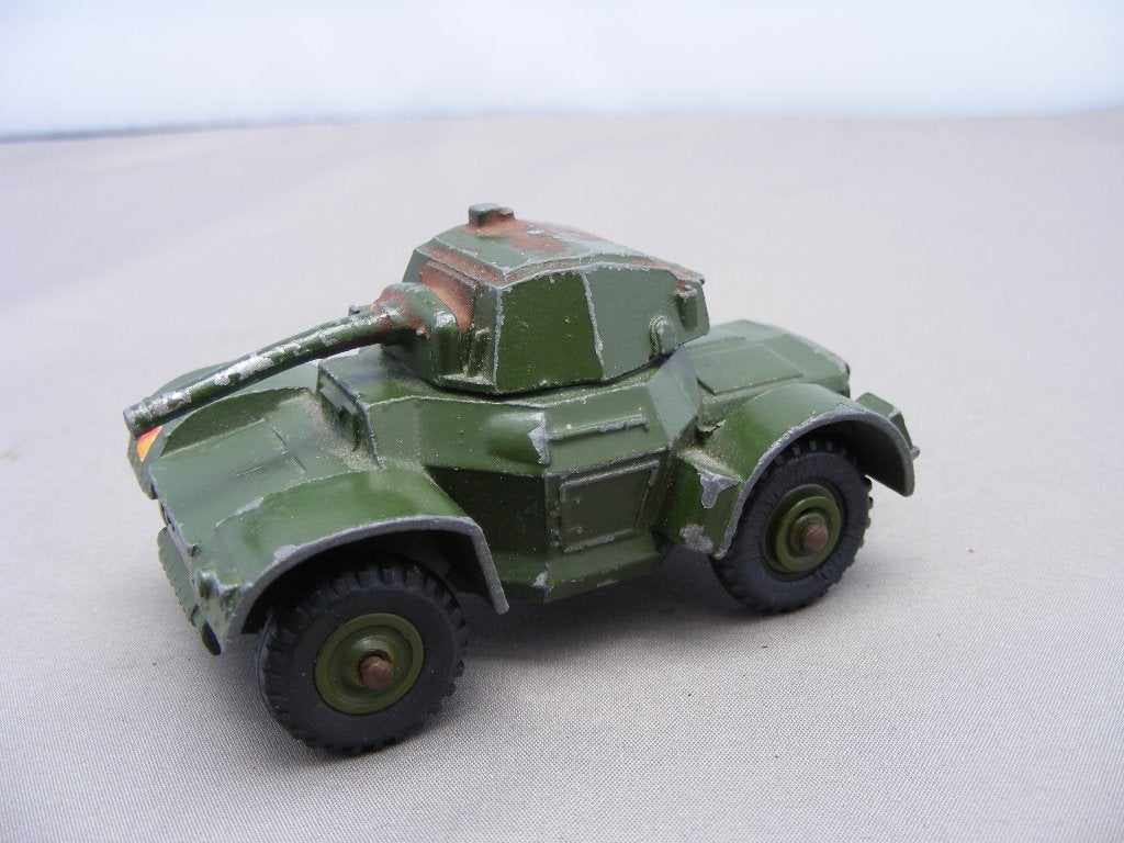 Armoured car dinky toys 670 gedeeltelijk overgeschilderd, Ophalen of Verzenden, Gebruikt, Bus of Vrachtwagen, Dinky Toys