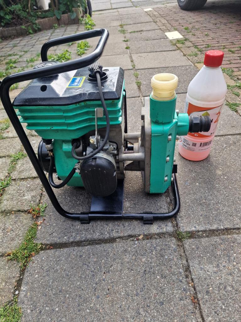 Beregeningspomp  met slang en sproeikop., Tuin en Terras, Waterpompen, Ophalen, Zo goed als nieuw, Beregeningspomp