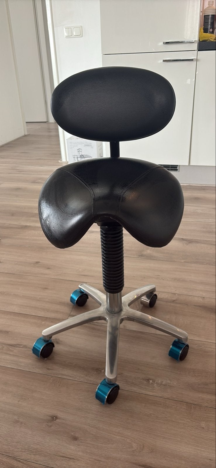 Zwarte ergonomische zadelkruk met rugleuning, Ophalen, Zwart, Nieuw, Bureaukruk