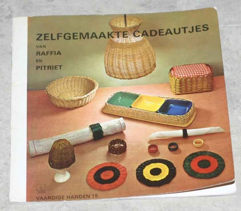 Zelfgemaakte cadeautjes van raffia en pitriet vh15, Boeken, Ophalen of Verzenden, Zo goed als nieuw, Overige onderwerpen, Geschikt voor kinderen
