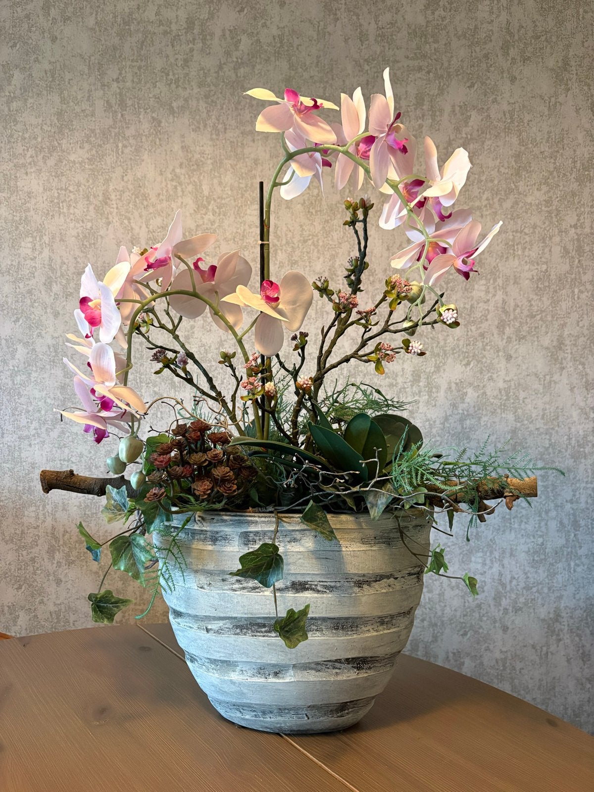 Prachtig zijde bloemstuk met orchideeën en pot, Huis en Inrichting, Binnen, Ophalen of Verzenden, Zo goed als nieuw, Kunststof