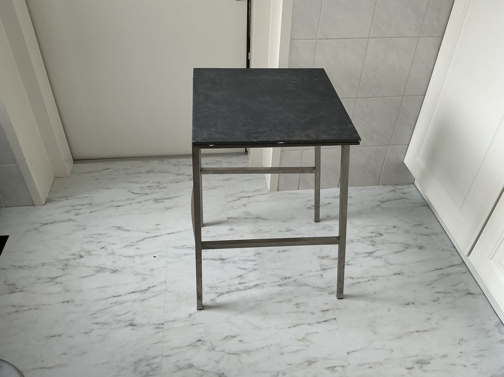 Tafel onder stel van roestvrij staal., Huis en Inrichting, Ophalen, Overige materialen, Gebruikt, 50 tot 100 cm