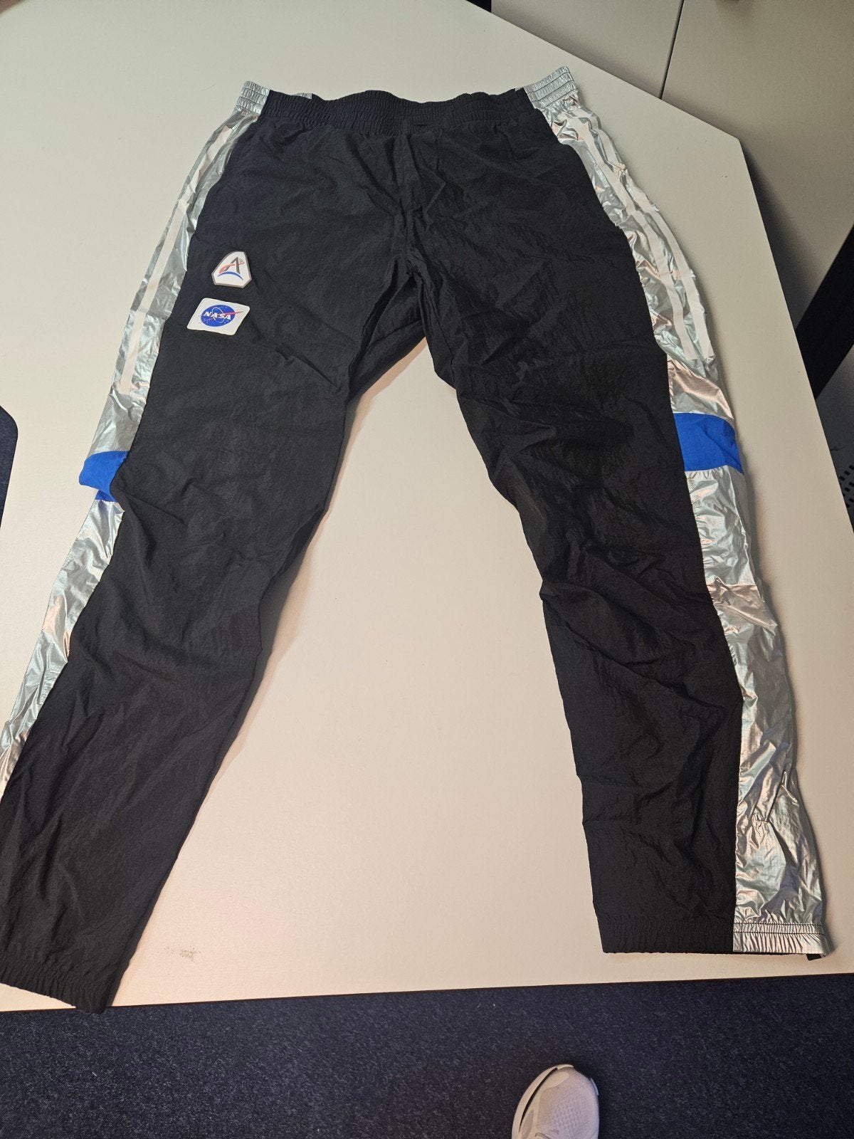 Adidas x NASA Trainingsbroek - Zwart/Zilver - Maat L, Maat 52/54 (L), Zwart, Ophalen of Verzenden, Zo goed als nieuw