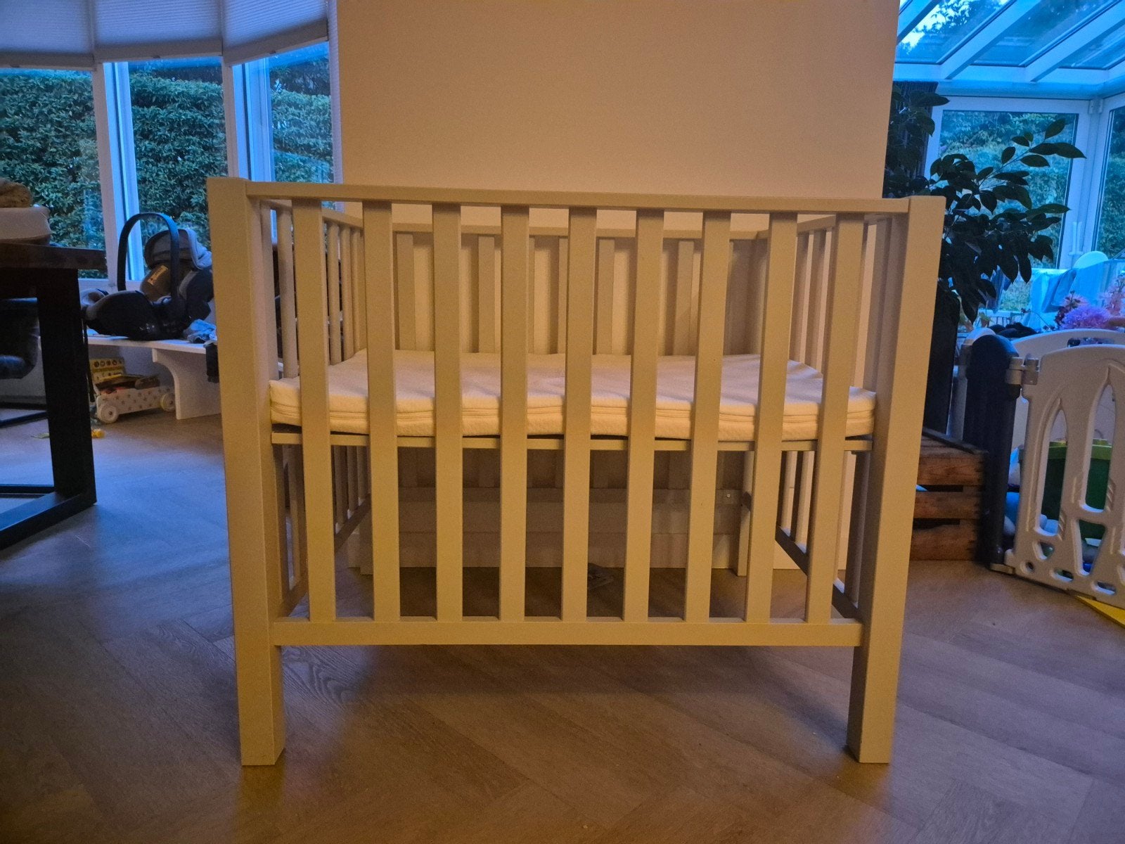 Mooie babybox inclusief matras – kleur Oatmeal, Ophalen, Zo goed als nieuw, Rechthoekig, In hoogte verstelbaar
