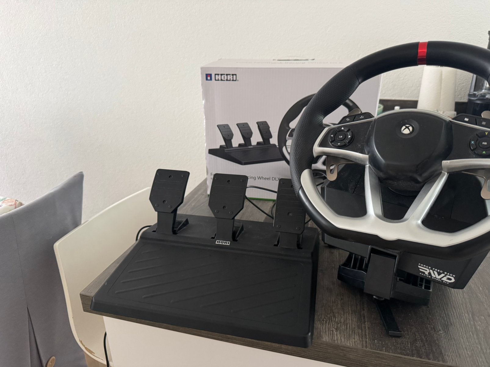 Foto 2 van HORI Force Feedback Racing Wheel DLX + 3 Pedalen | Series X
