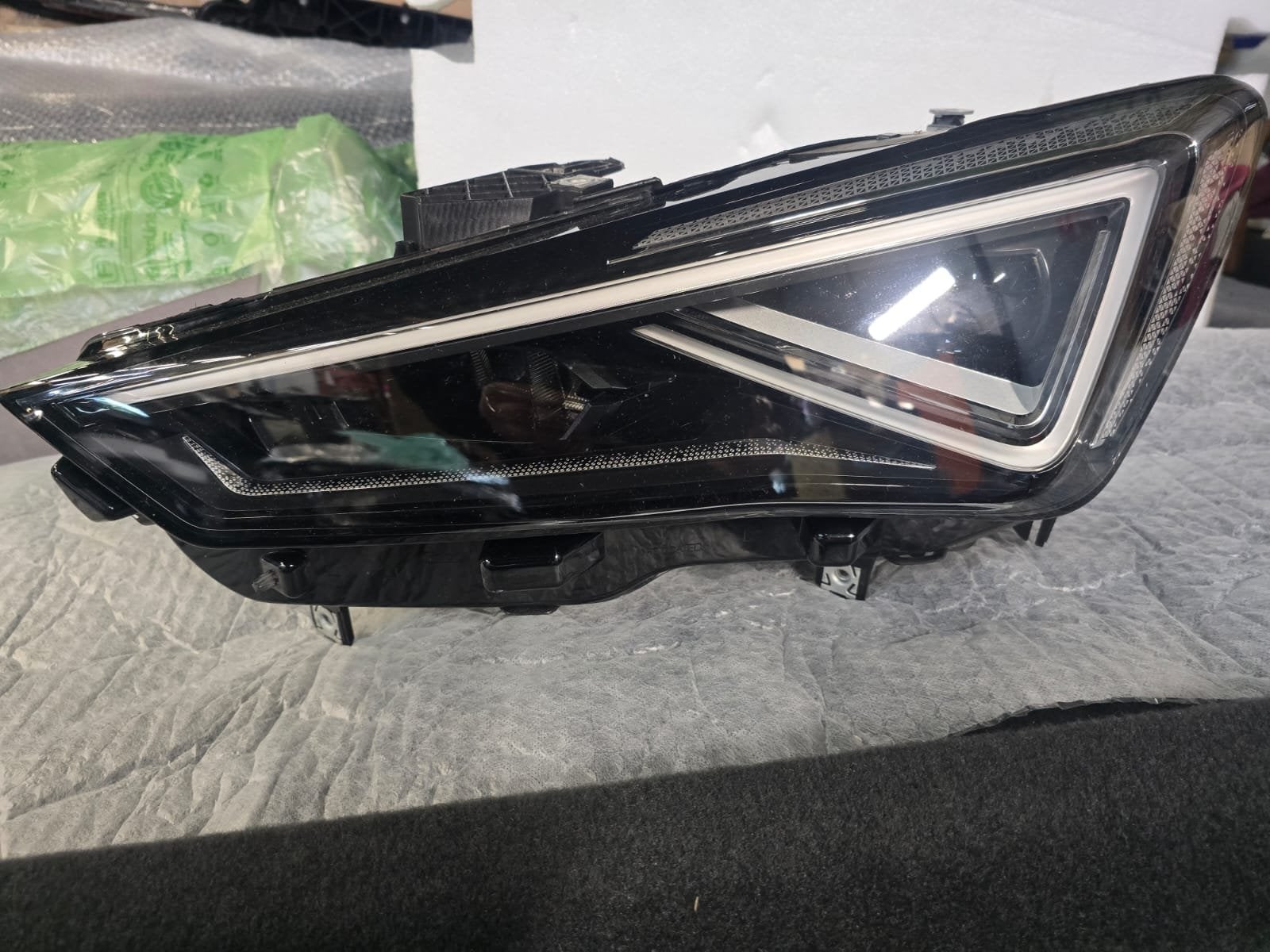 Seat Cupra Leon 5FA 20+ Matrix LED Koplamp Links 5FB941035B, Gebruikt, Autovia A-2, Km 585 585
08760  Martorell, ES, Ophalen of Verzenden