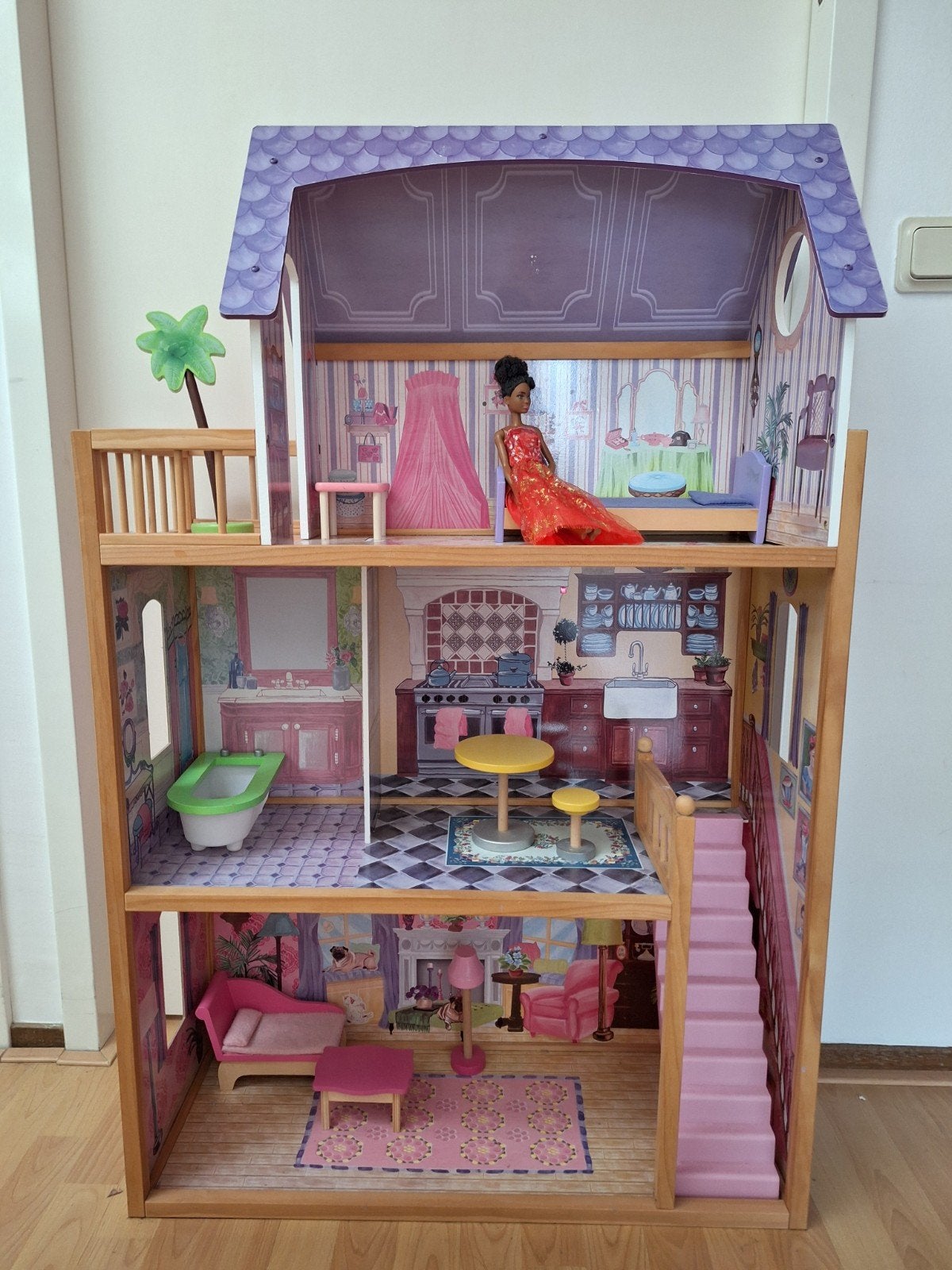 Groot houten poppenhuis / barbiehuis met meubels, Kinderen en Baby's, Speelgoed | Poppenhuizen, Ophalen, Zo goed als nieuw, Poppenhuis