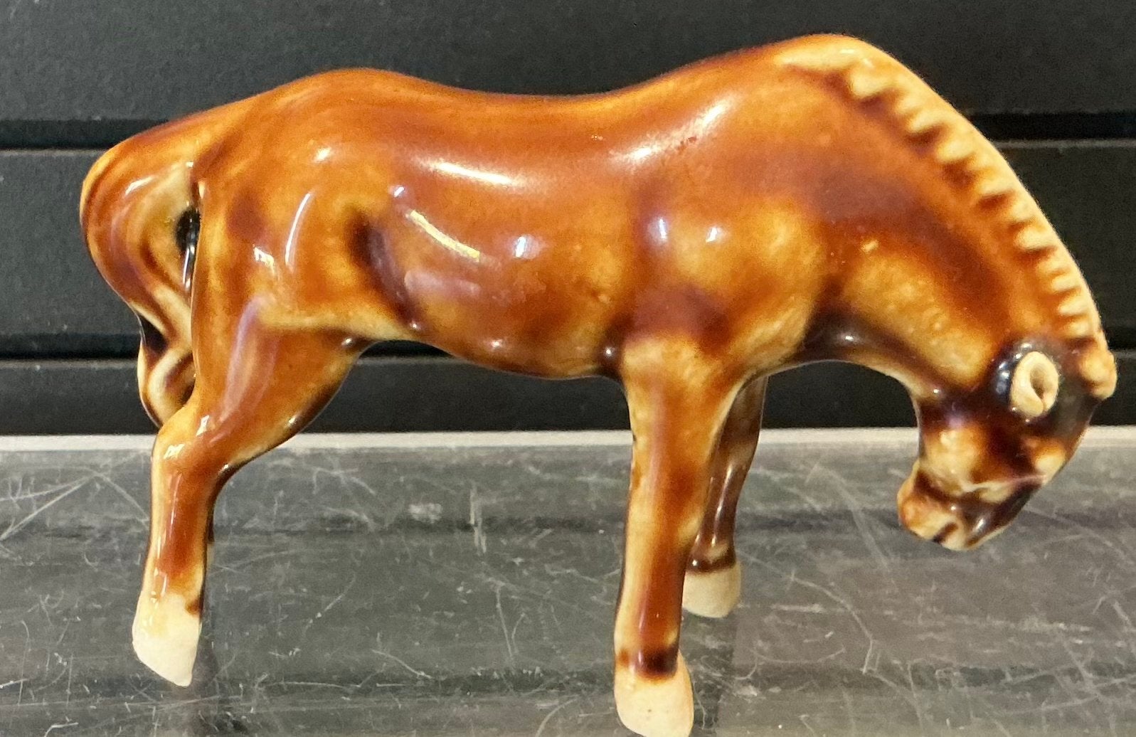 Vintage Keramiek Paardje - Bruin Geglazuurd Geluksbeeldje., Verzenden, Zo goed als nieuw, Paard, Beeldje of Figuurtje