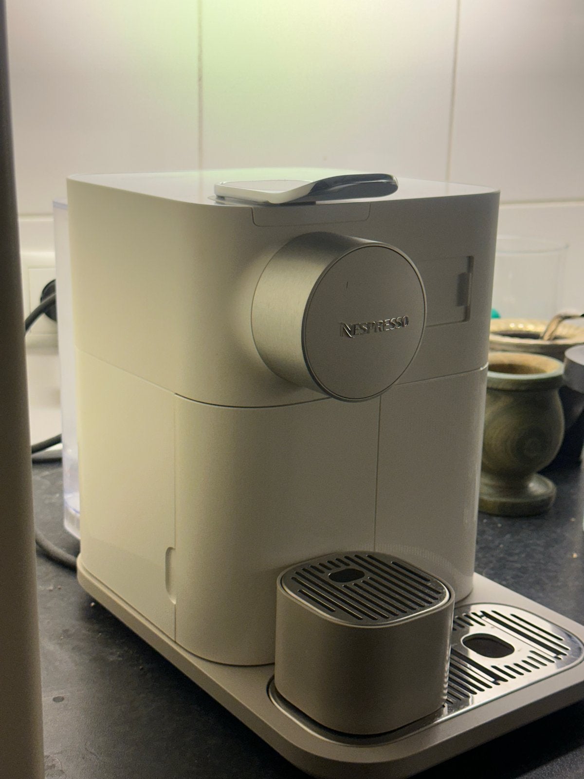 Nespresso Gran Lattissima Koffiemachine - Wit + cadeau, Ophalen, Koffiemachine, Zo goed als nieuw, Koffiepads en cups
