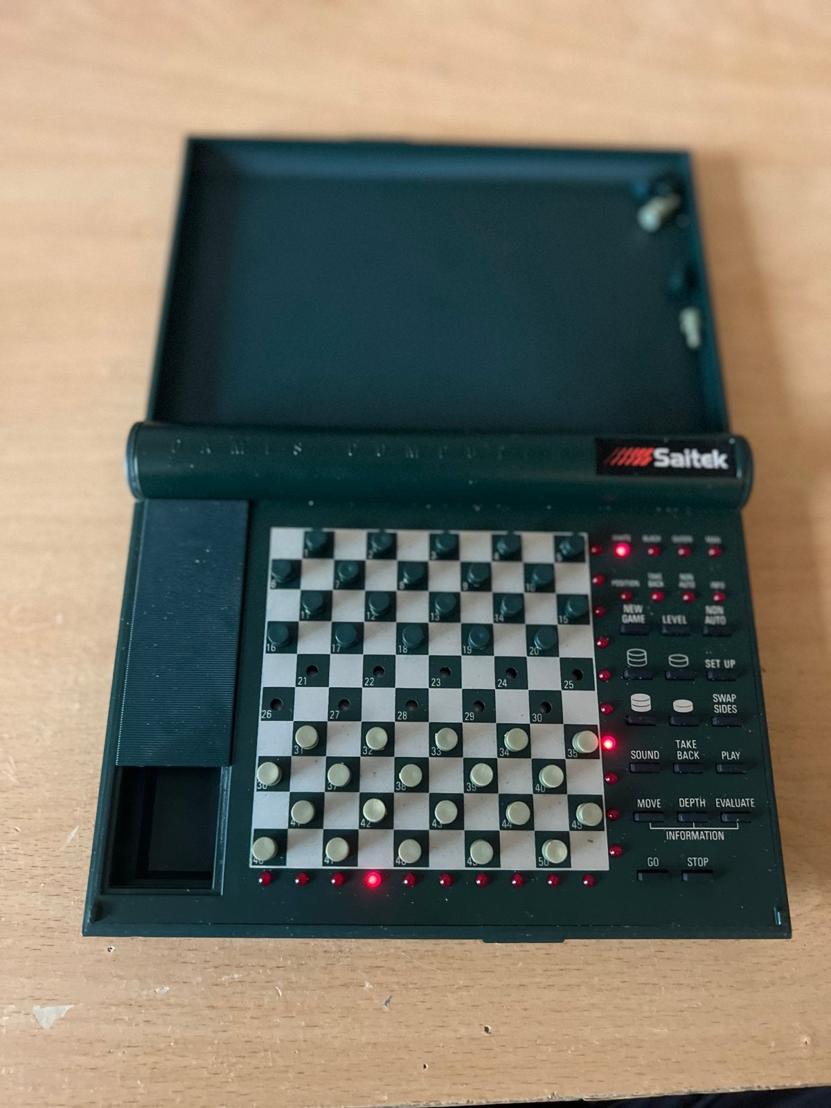 Saitek Compact Dames Computer - Elektronisch Dambord, Hobby en Vrije tijd, Gezelschapsspellen | Bordspellen, Een of twee spelers