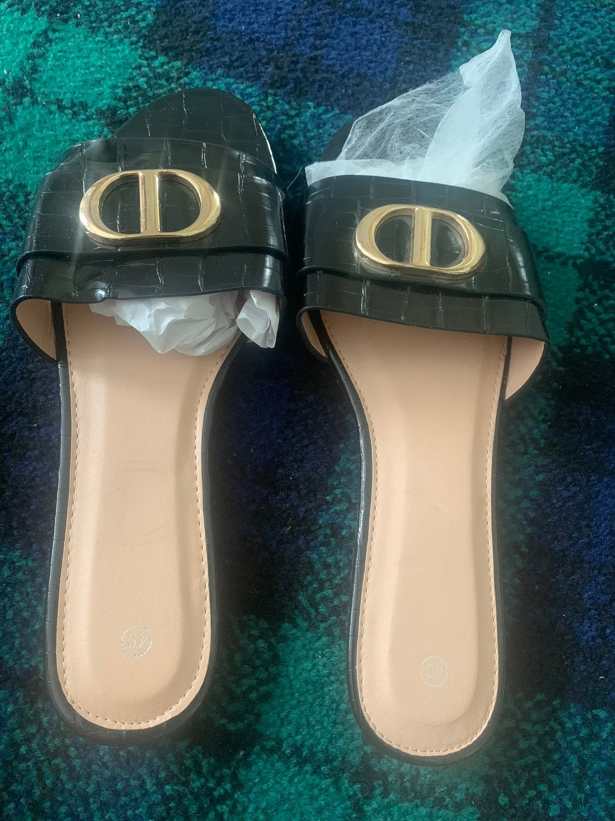 Zwarte slippers met gouden detail, maat 40, Kleding | Dames, Schoenen, Slippers, Zwart, Nieuw, Ophalen of Verzenden