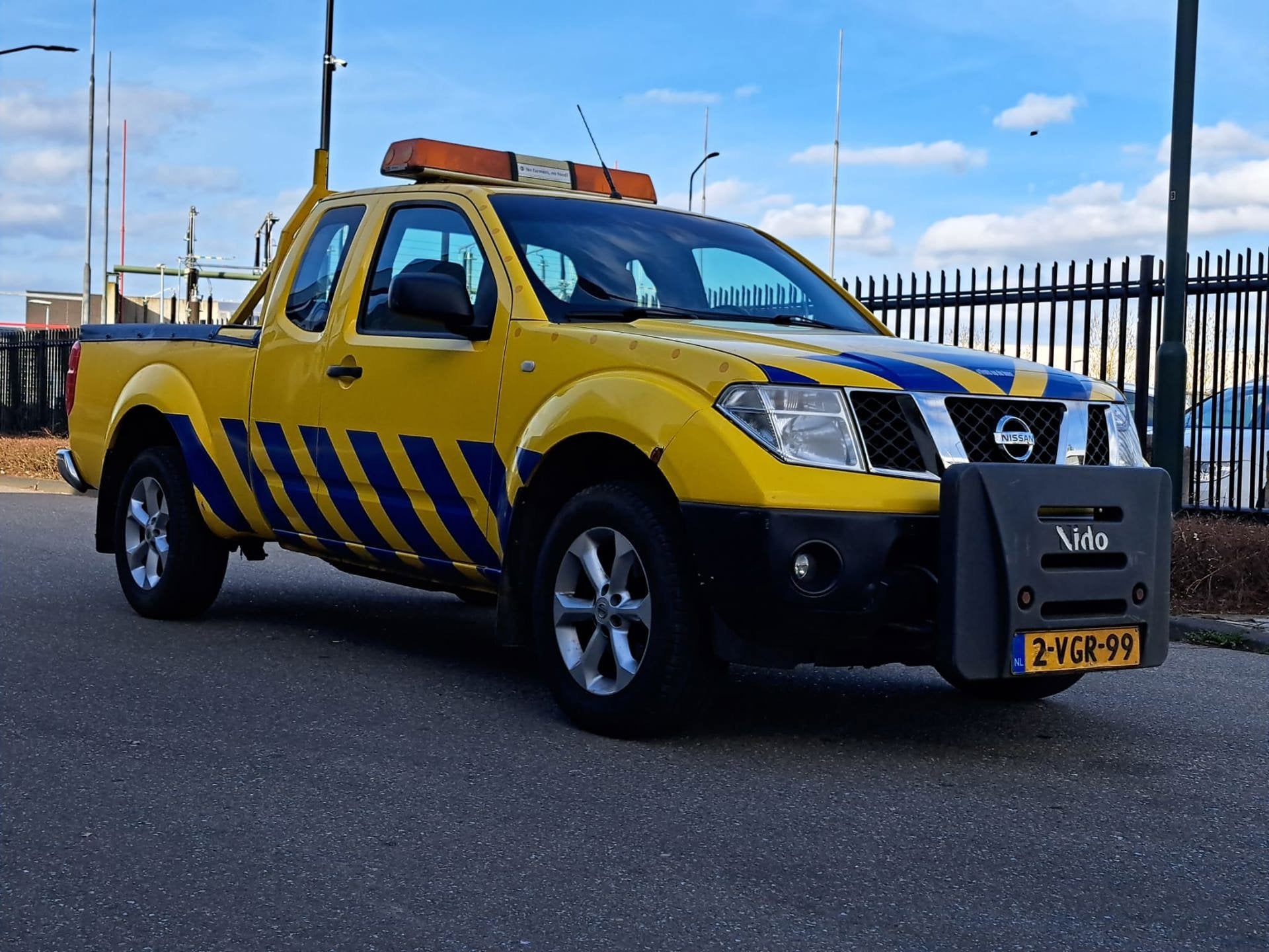 Nissan Navara 2.5 dCi XE King Cab Export, Auto's, Stof, Gebruikt, Overige modellen, 4 cilinders