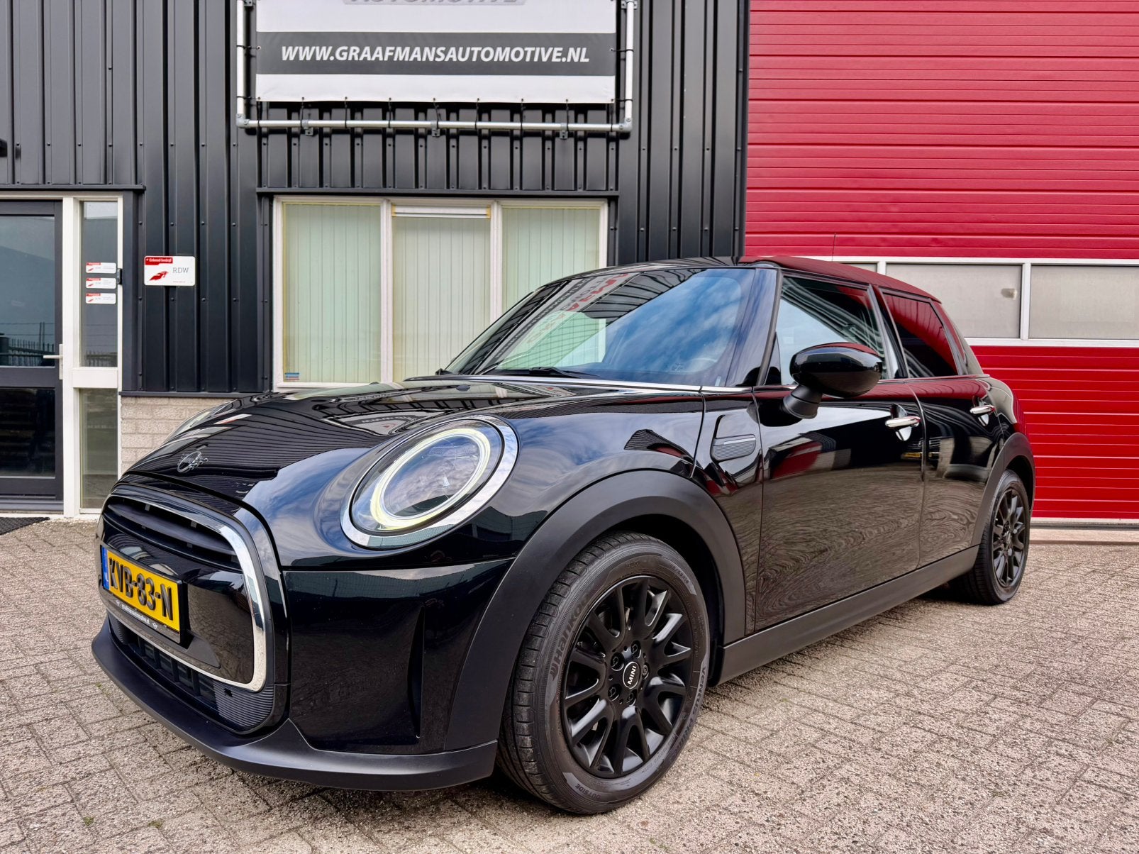 Mini Cooper 5 deur Facelift Apple Carplay 1 JAAR GARANTIE, Voorwielaandrijving, Stof, Zwart, 102 pk