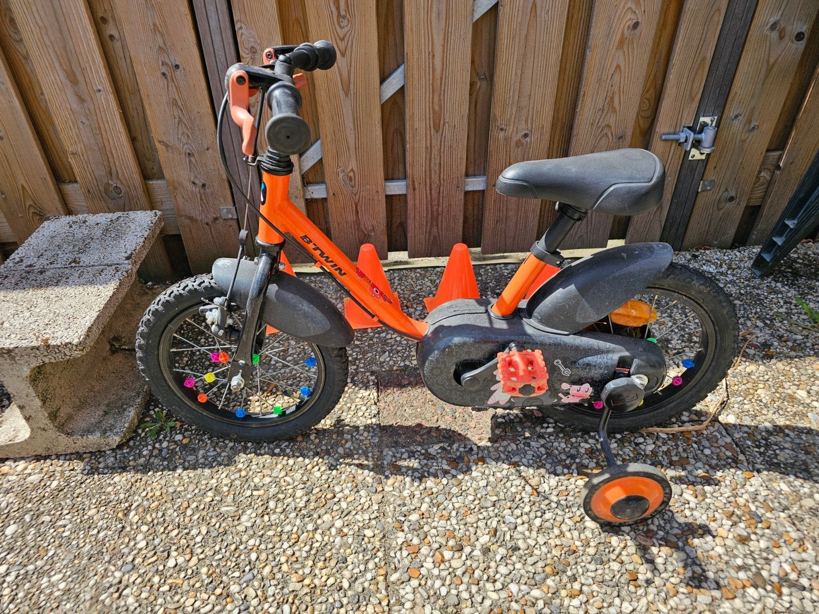 B'TWIN kinderfiets 14 inch - Gebruikt, met zijwieltjes, Fietsen en Brommers, Fietsen | Kinderfietsjes, Ophalen, Gebruikt, Minder dan 16 inch