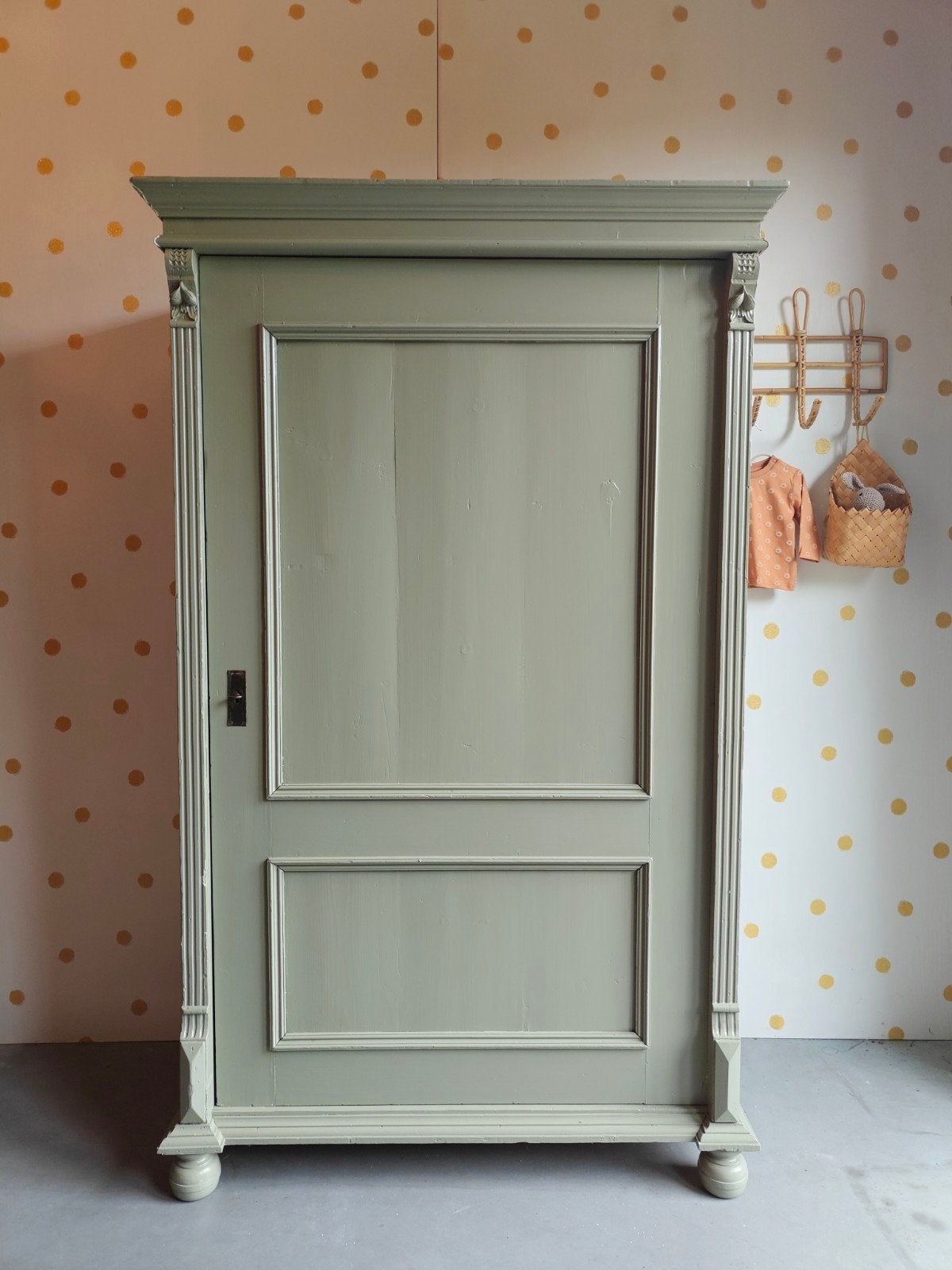 Vintage eendeurskast Olive / smalle kast / bezorgen mogelijk, 50 tot 70 cm, 105 cm of meer, Ophalen of Verzenden, 100 cm of meer