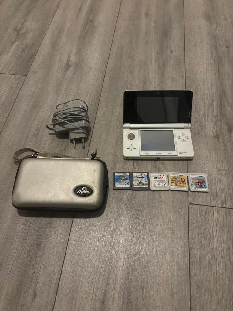 Nintendo 3DS + 5 games + oplader en hoesje, Spelcomputers en Games, Spelcomputers | Nintendo DS, Ophalen of Verzenden, Zo goed als nieuw