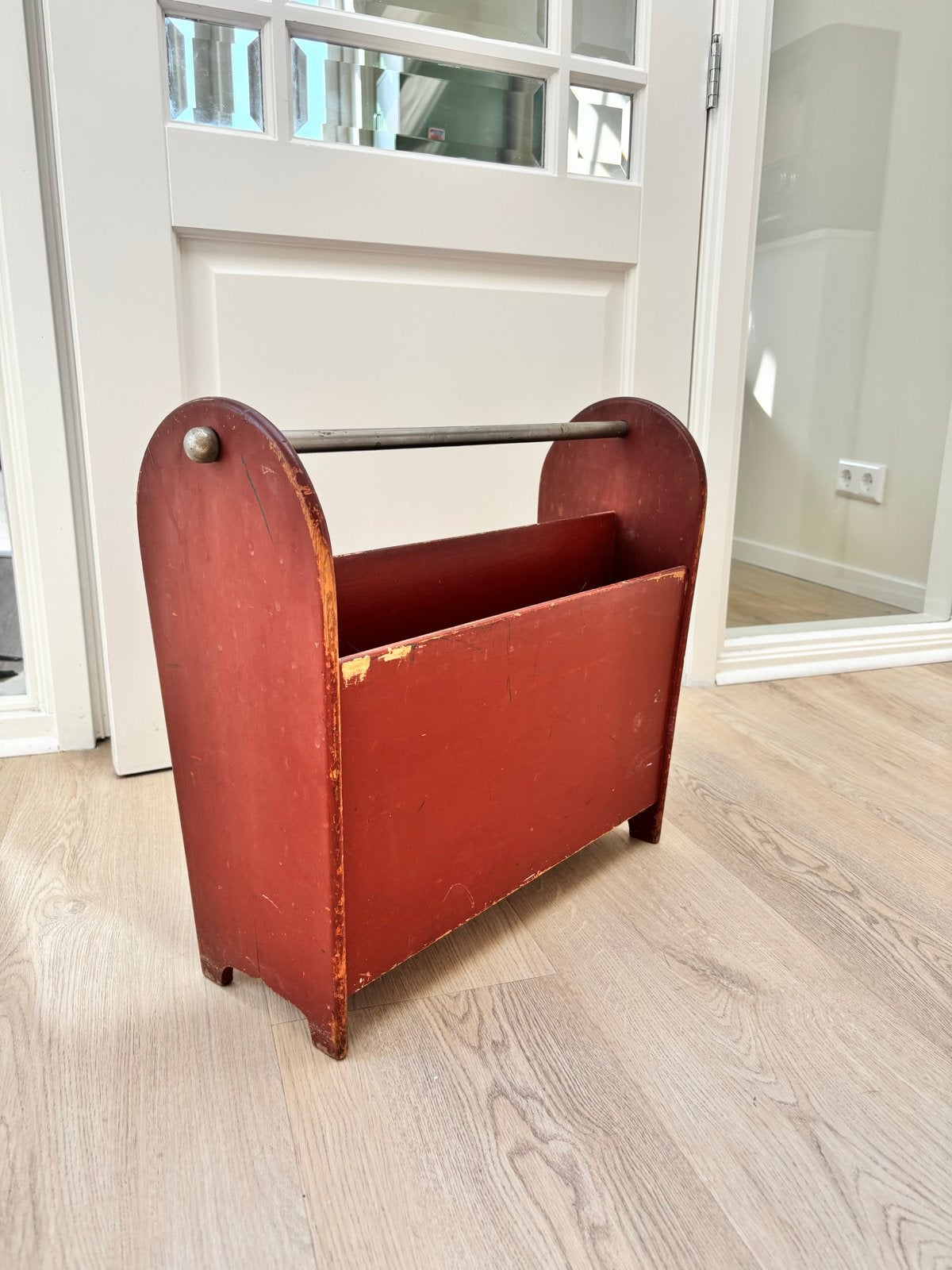 Vintage Krantenbak/ lectuurbak H. Pander & Zonen - Rood Hout, Huis en Inrichting, Woonaccessoires | Krantenbakken en Lectuurbakken
