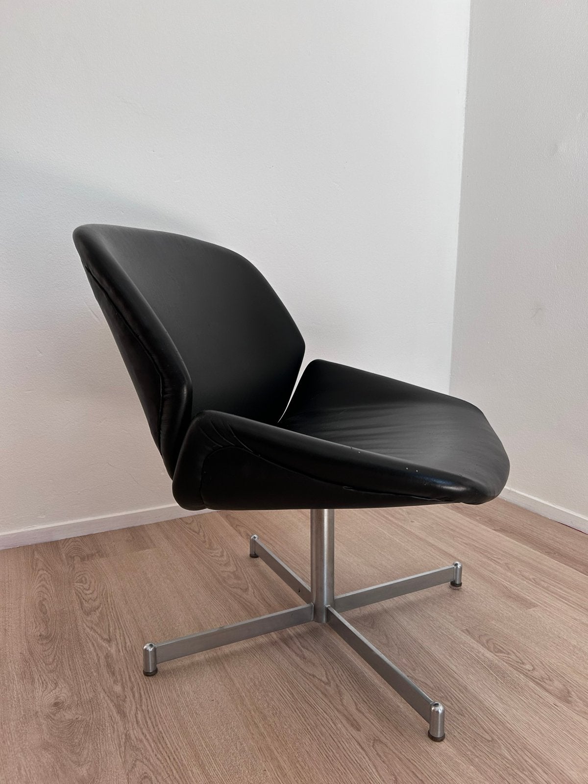 Zwart skai kuipstoeltje Artifort fauteuil, Huis en Inrichting, Stoelen, Ophalen, Overige materialen, Gebruikt, Zwart