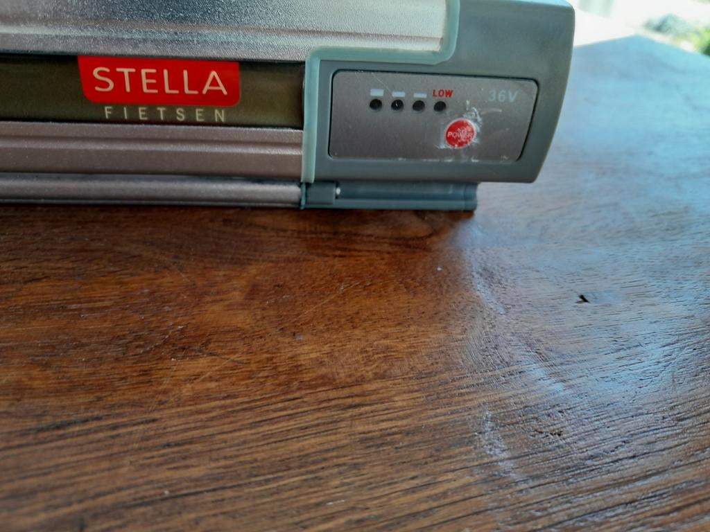 Defecte  stella accu met lader, Fietsen en Brommers, Fietsaccessoires | Fietsaccu's, Ophalen of Verzenden, Gebruikt