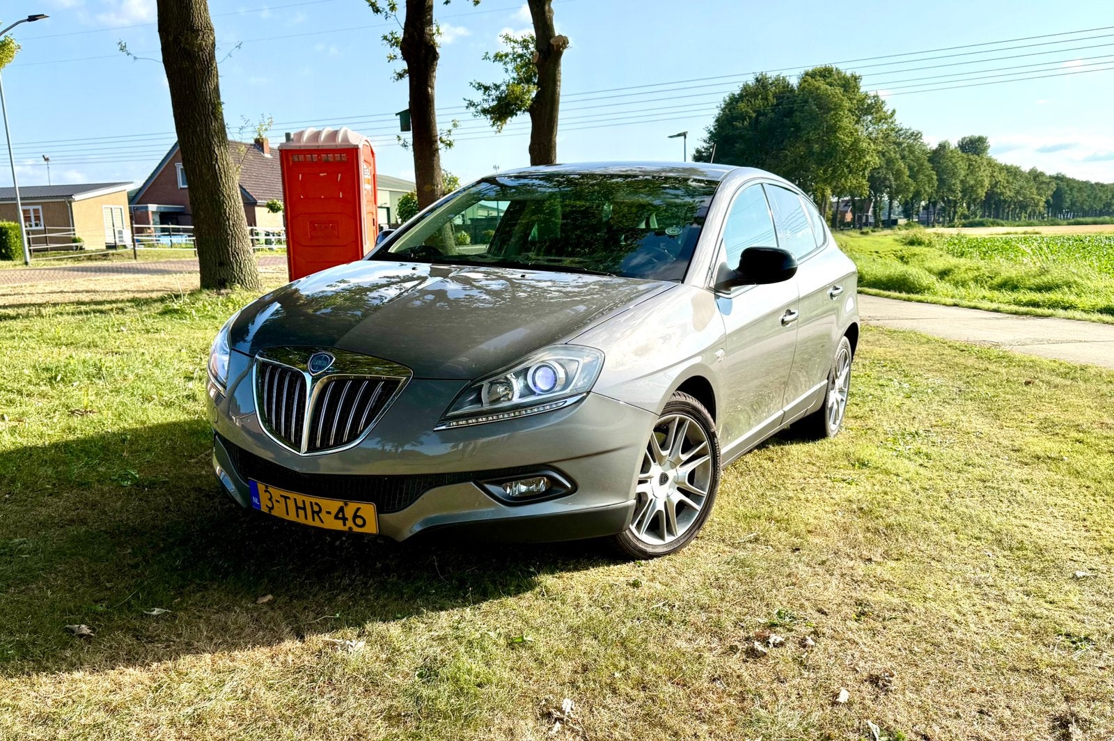 Lancia Delta 1.8 DI Turbojet AUT 200 PK 2010 Grijs, Auto's, Lancia, Zwart, 4 cilinders, Bi-Xenon koplampen, 75 €/maand