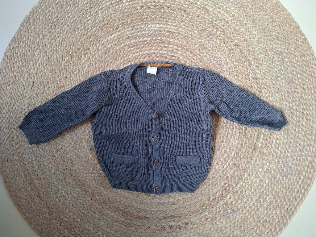 Vest donkergrijs met knoopjes - merk H&M - mt 68, Kinderen en Baby's, Babykleding | Maat 68, Truitje of Vestje, H&M, Ophalen of Verzenden